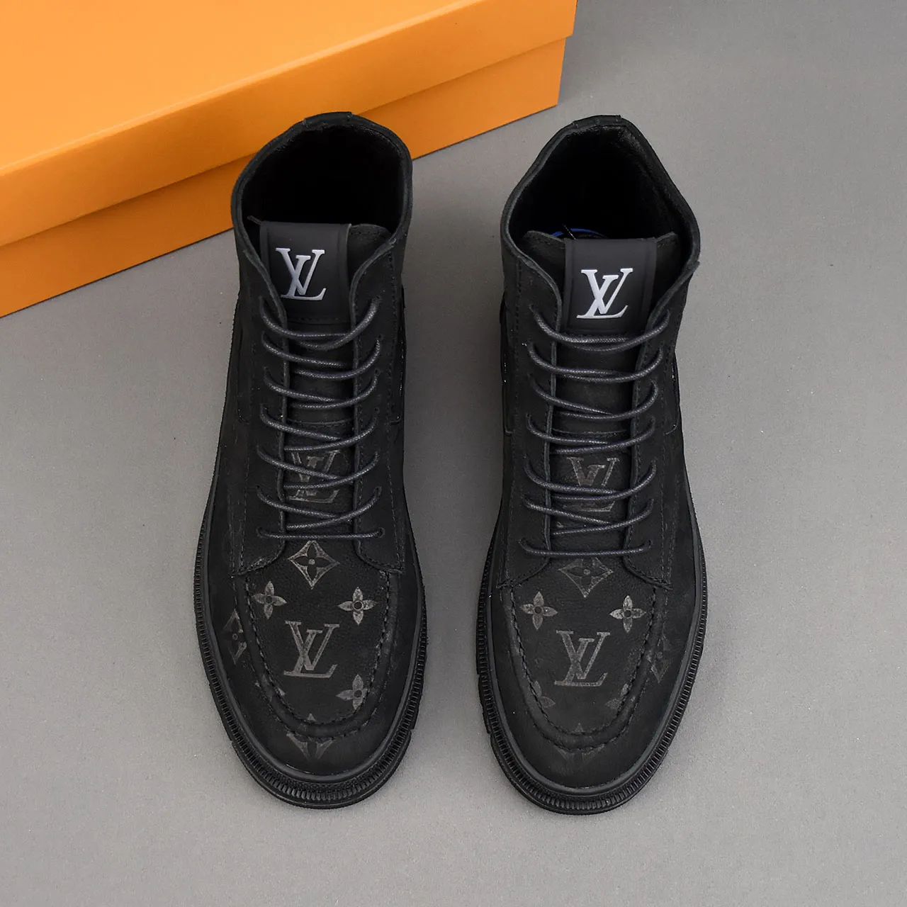 PP leather 240 gross 260👟👟👟LOUIS VUITTON LV donkey brand new thick-soled lace-up big-toe shoes men's casual shoes high-top short boots. These boots are made of waterproof nubuck to create a lightweight and comfortable shoe body. The trendy attitude of being both strong and soft makes it an everyday choice. ✔Upper: imported nubuck leather ✔Lining: sheepskin or wool ✔Outsole: molded outsole Size: 38-44